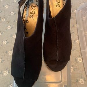 Women’s black wedge heeled shoe